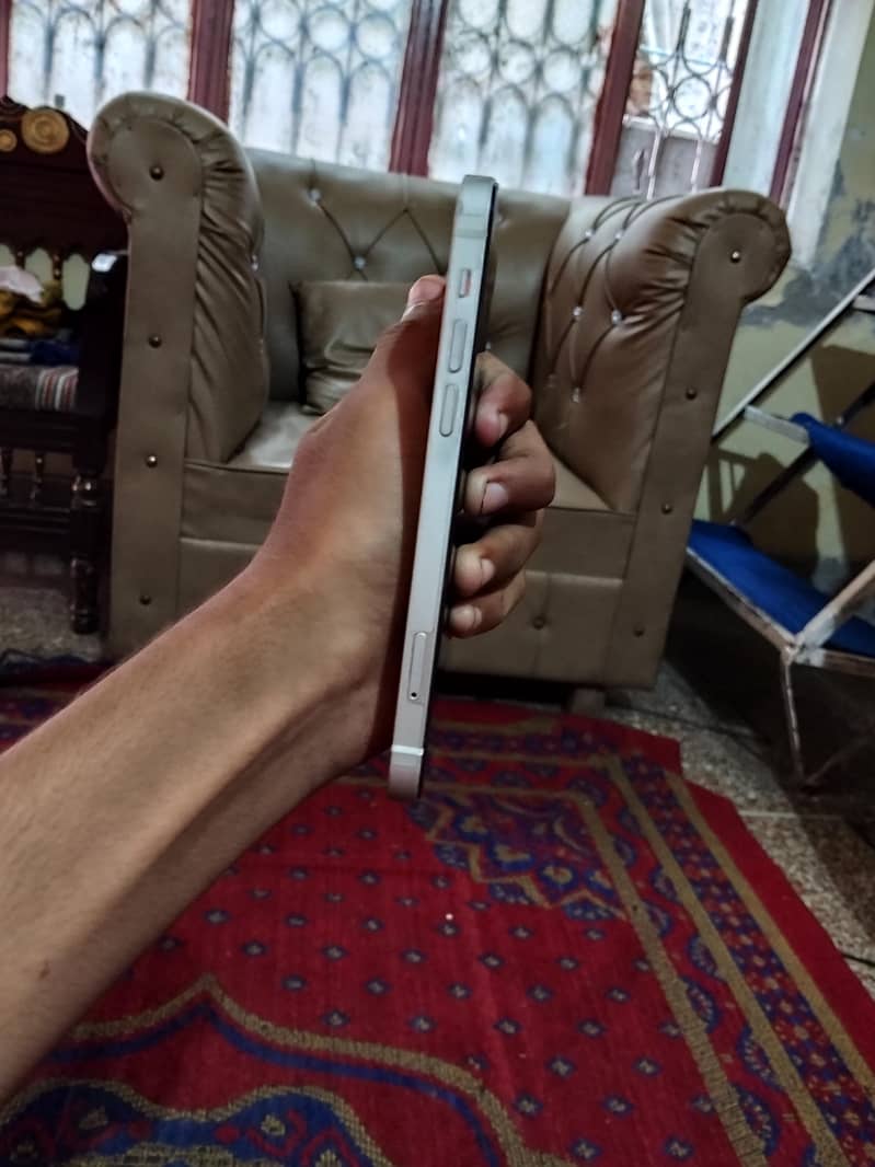 Apple iPhone 12 4