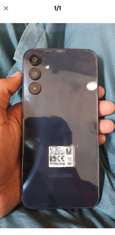 Samsung Mobile A15 4G. It is used in One hand.