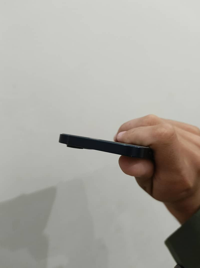 Apple iPhone 12 4