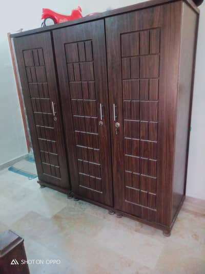 I am salinG my 3 door Mzboot chenot wardrobe heavy wood