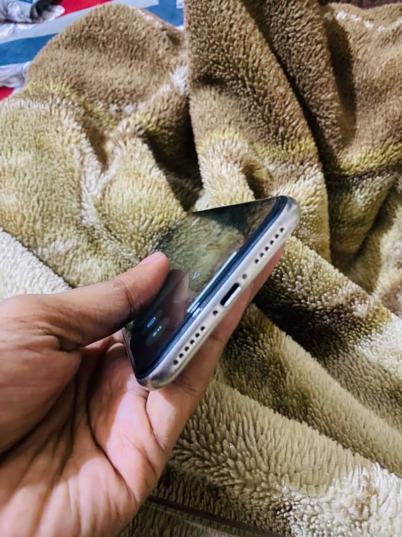 Apple iPhone X 4