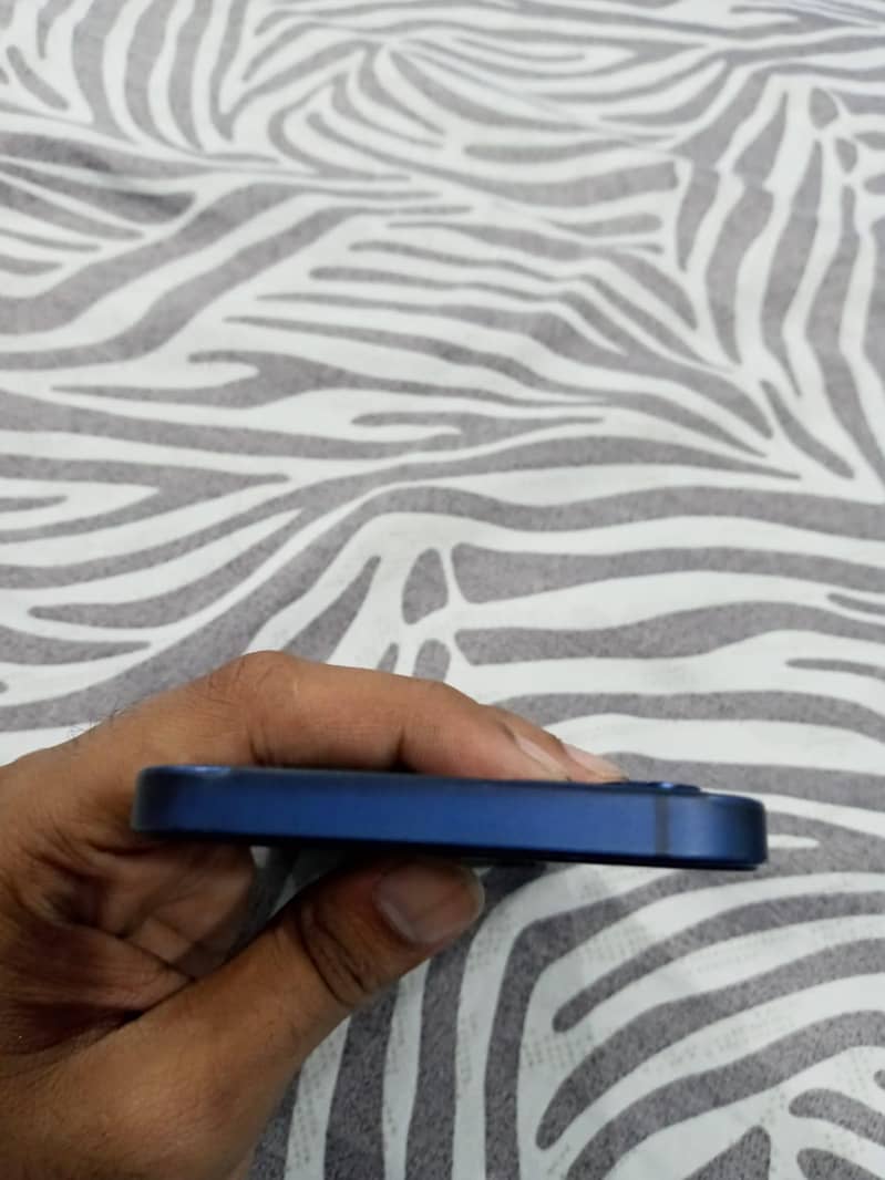 Apple iPhone 12 3