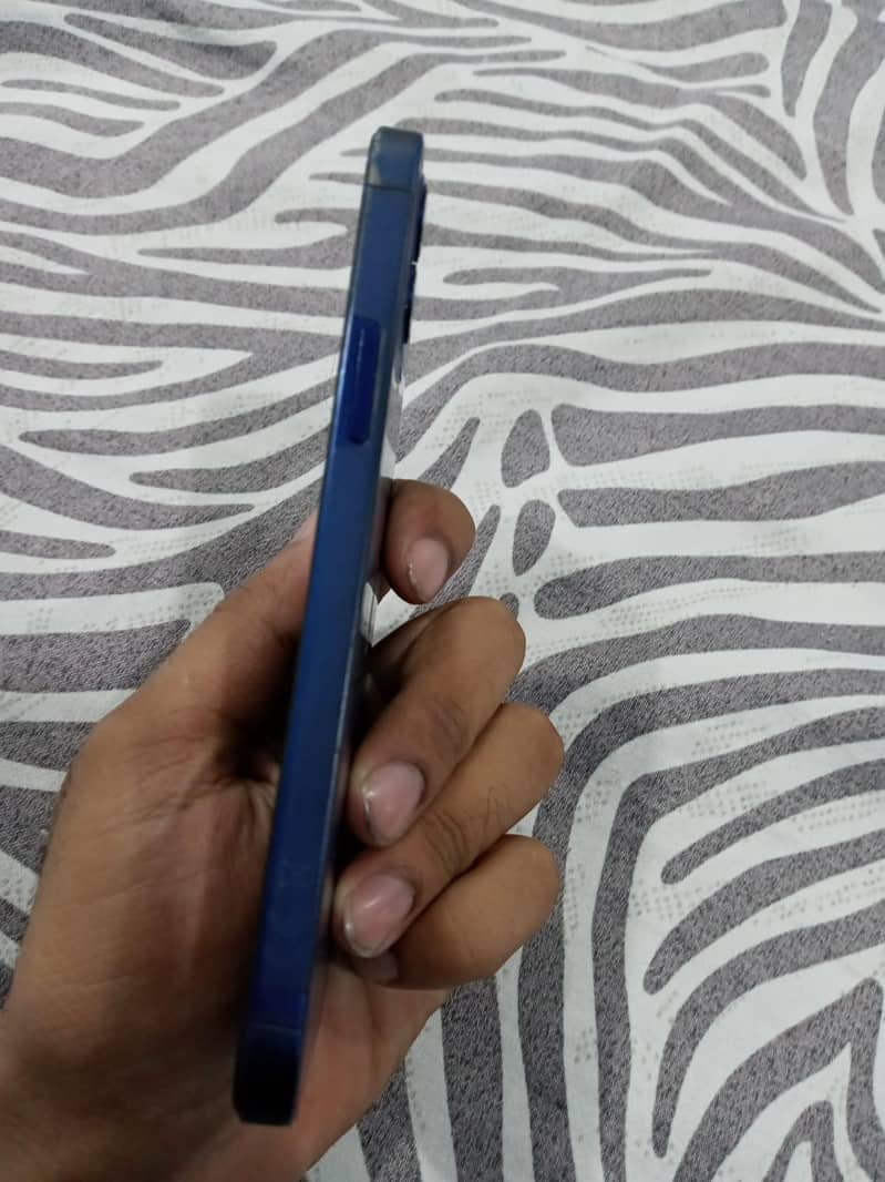 Apple iPhone 12 4