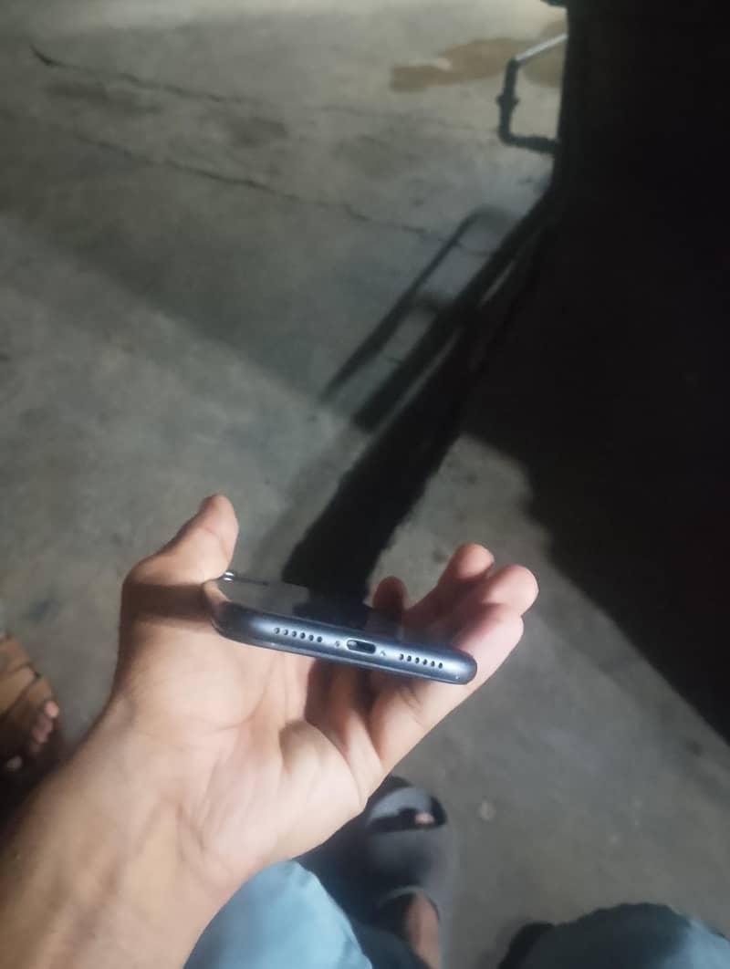 Apple iPhone 11 4