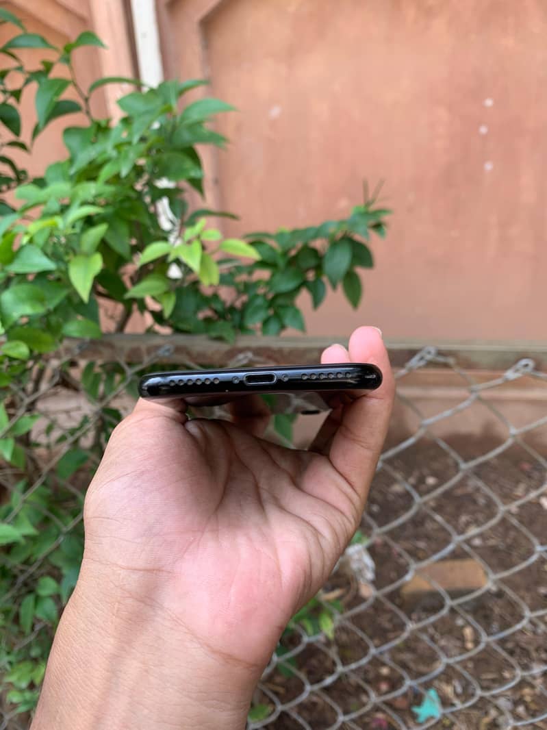 Apple iPhone 7 3