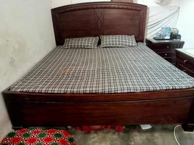 soild wood bed (king size) with matters 2 side tables, dressing table