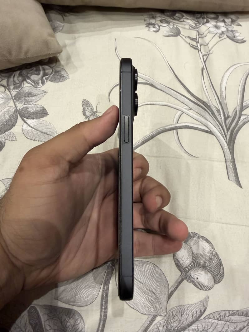 Apple iPhone 15 Pro Max 4