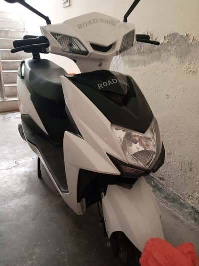Metro Capital E Bikes R99 Pro Electric Scooty - White