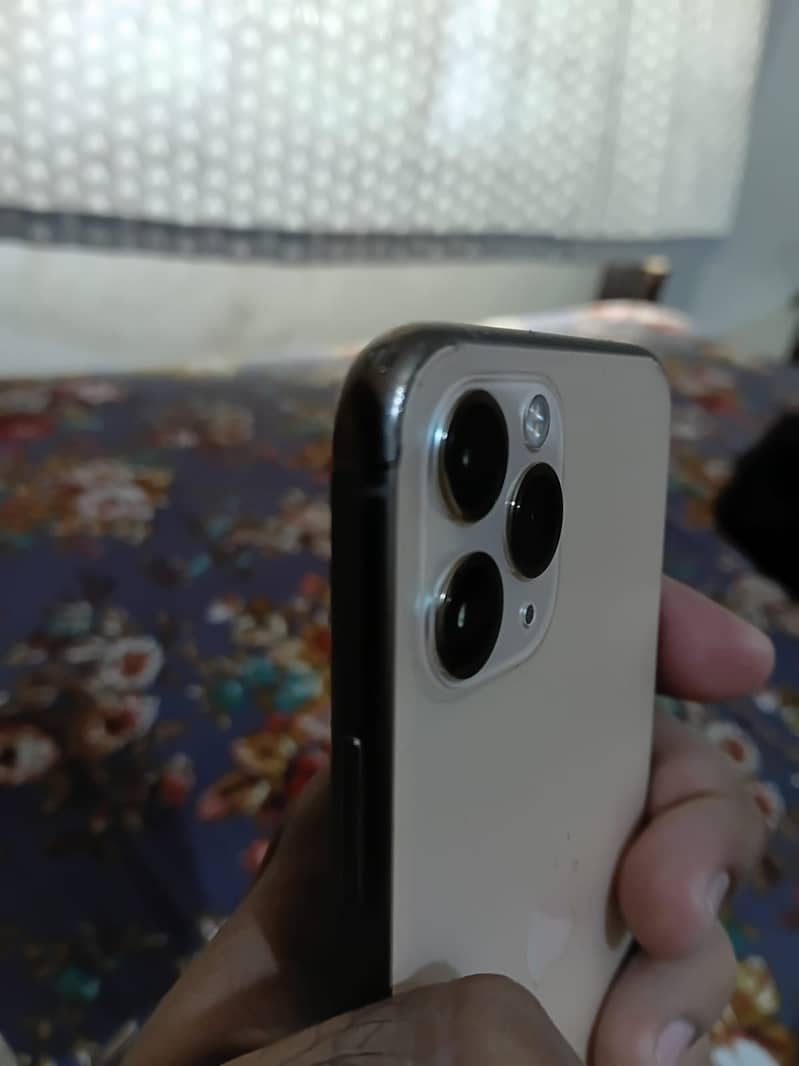 Apple iPhone 11 Pro 1