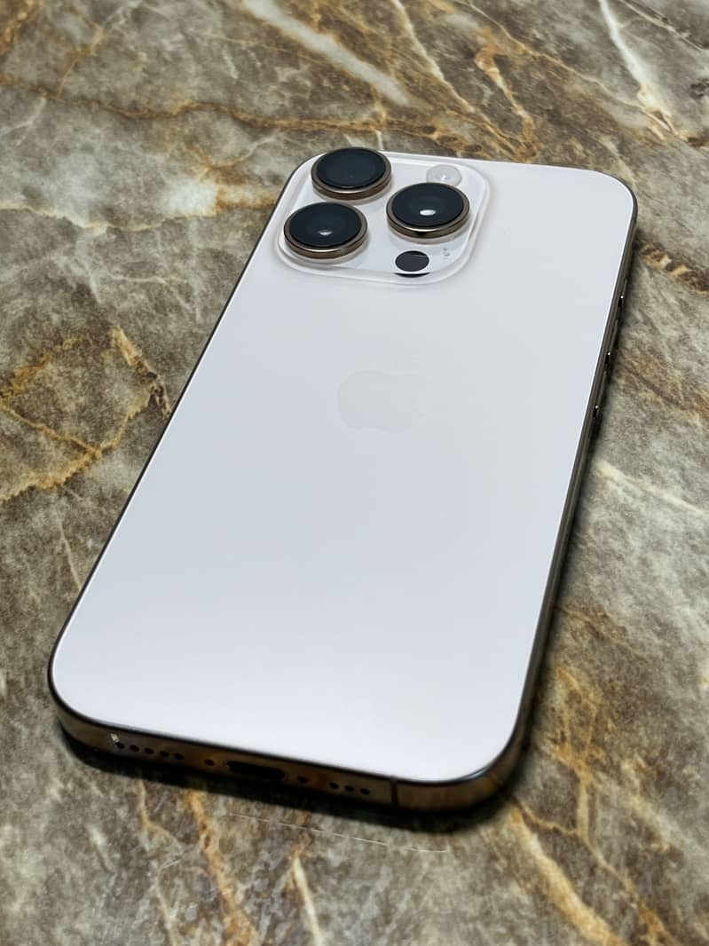 Apple iPhone 16 Pro 6