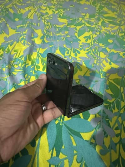 Samsung Mobile Z Flip 5 condition 10/10. Color grey