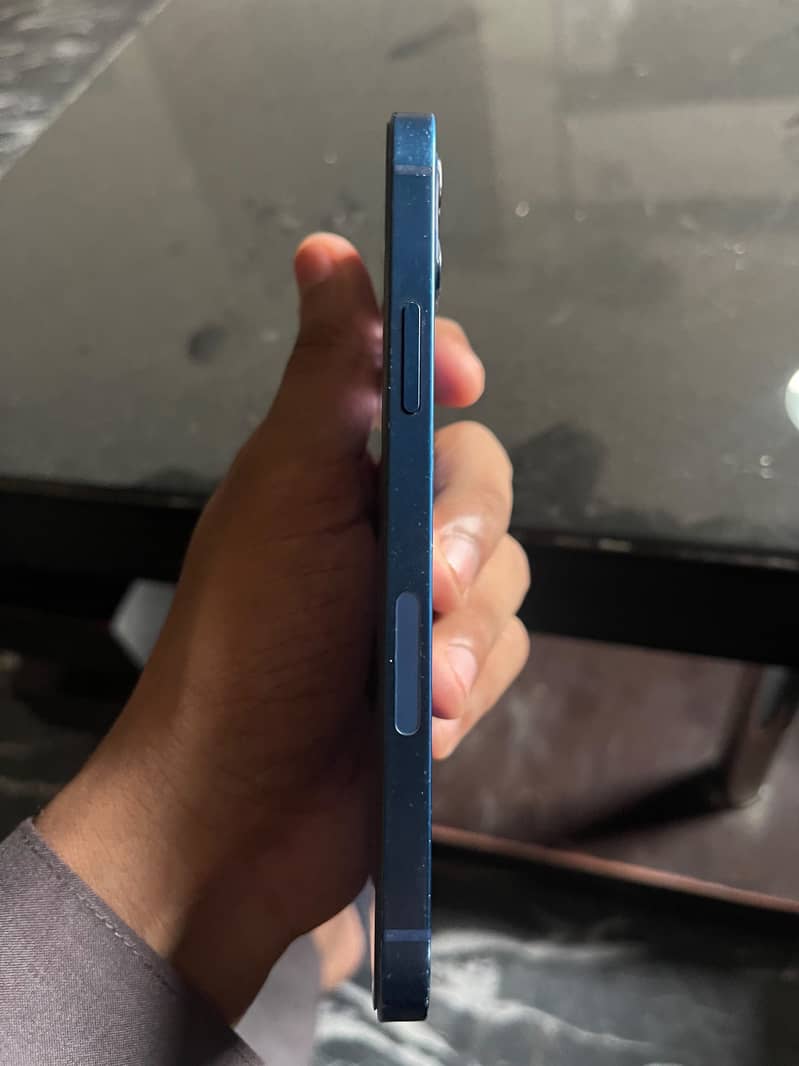 Apple iPhone 12 4