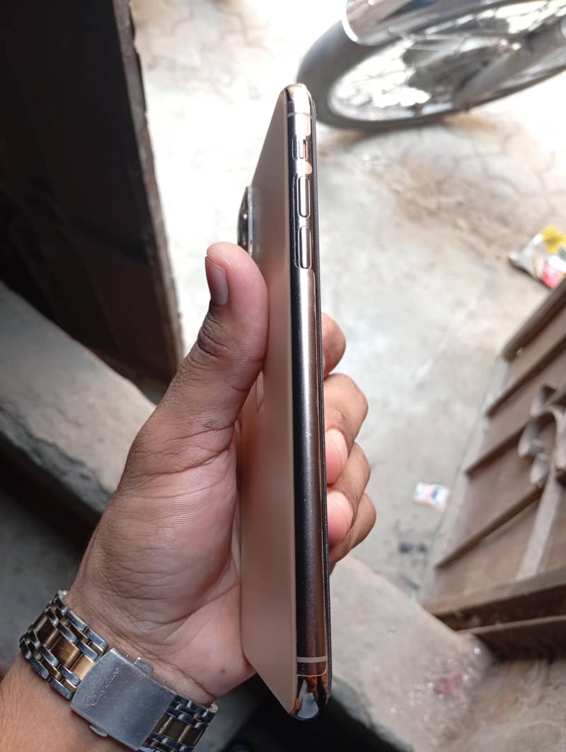Apple iPhone 11 Pro Max 2