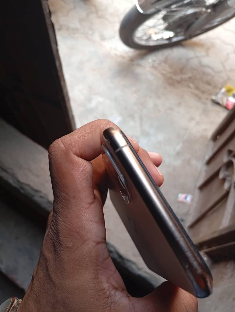 Apple iPhone 11 Pro Max 4