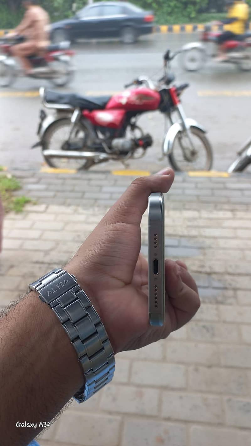 Apple iPhone 15 Pro Max 5
