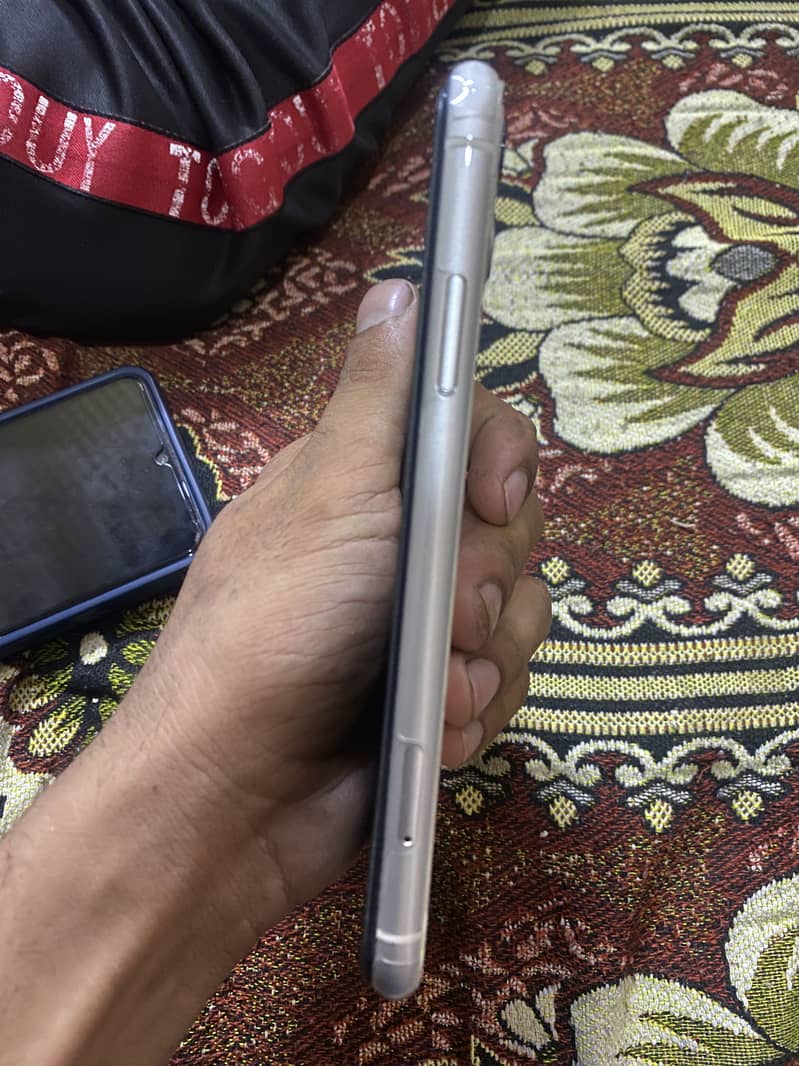 Apple iPhone 11 4