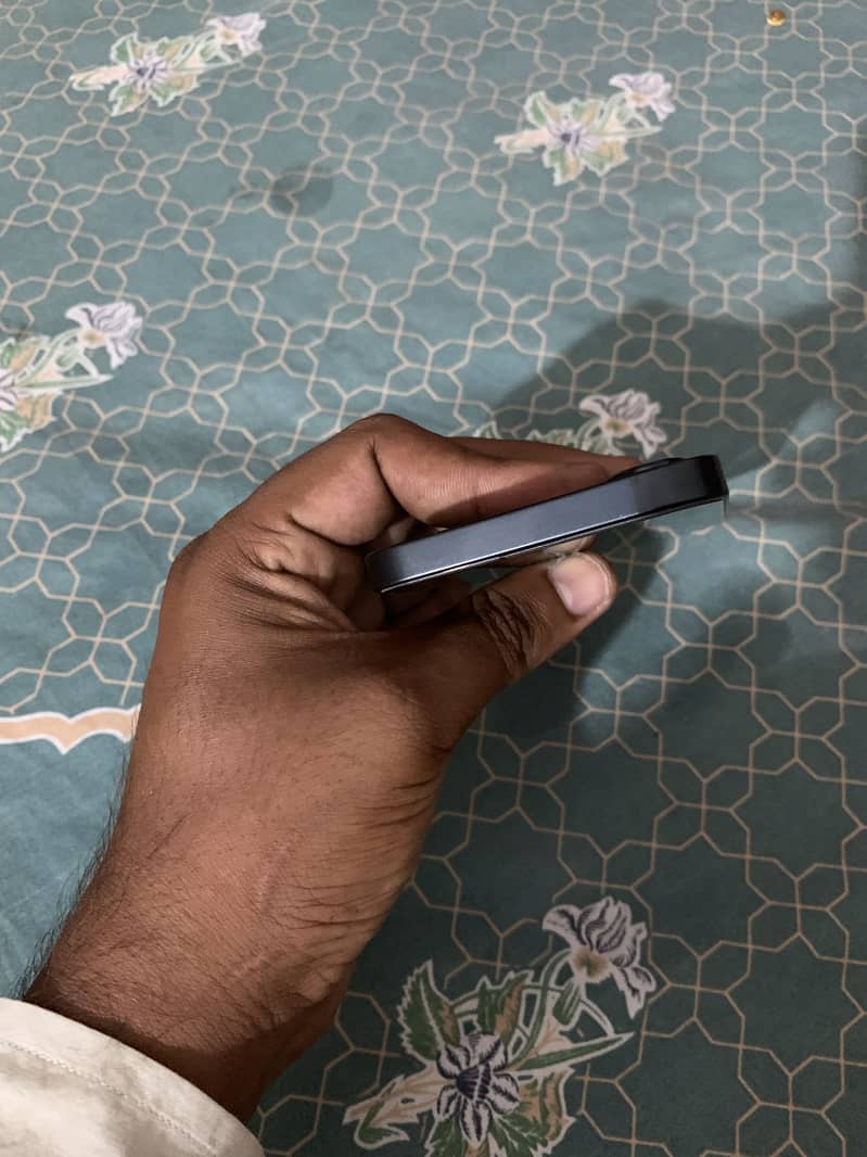 Apple iPhone 17e 3