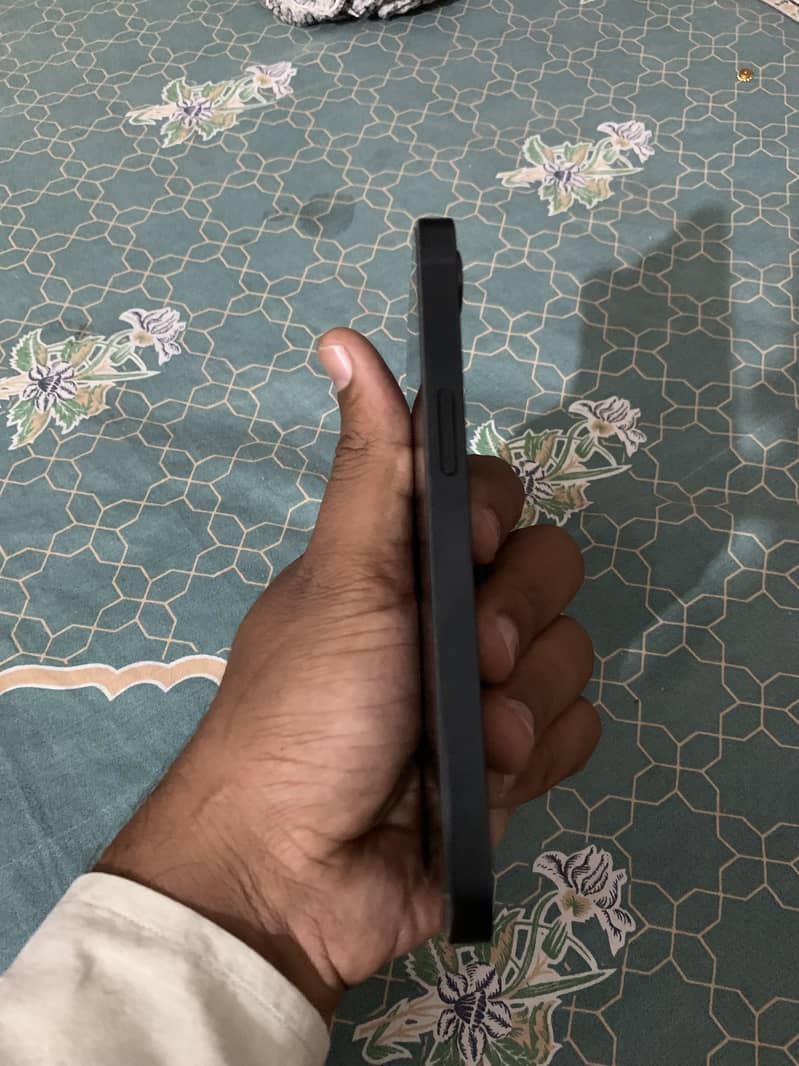 Apple iPhone 17e 4