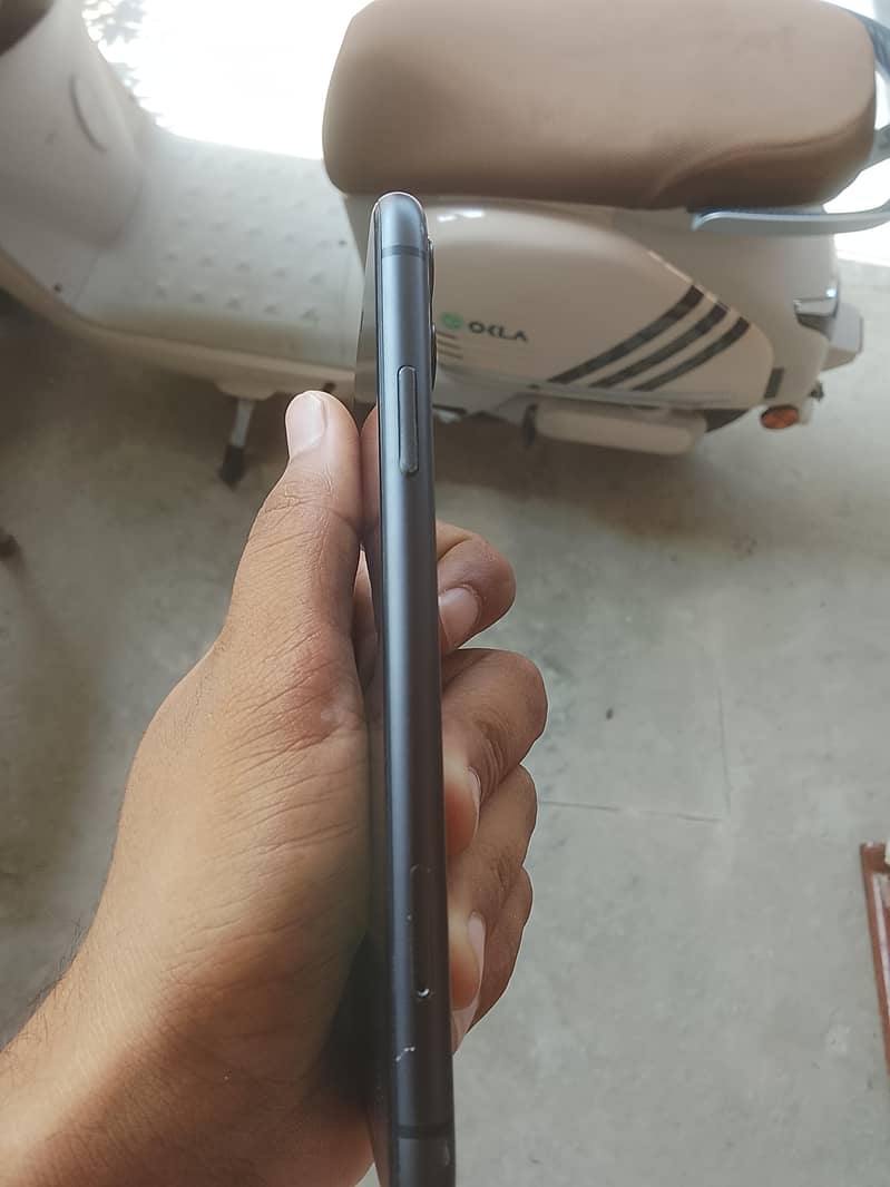 Apple iPhone 11 4