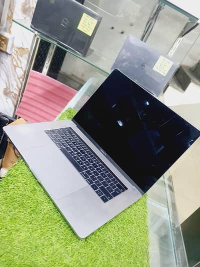 Macbook pro 2017 :15 inch : 16 gb : 512 gb : 4 gb graphics