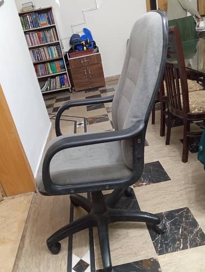 Executive chair for sale in Good condition.