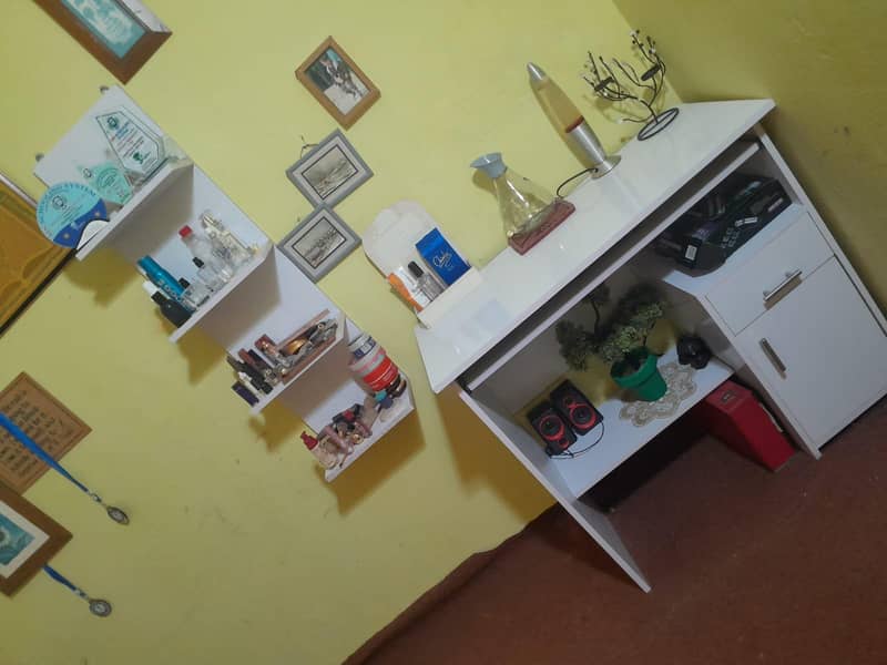 computer table 'shelf, chair 0