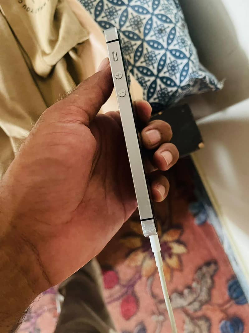 Apple iPhone 5SE 2