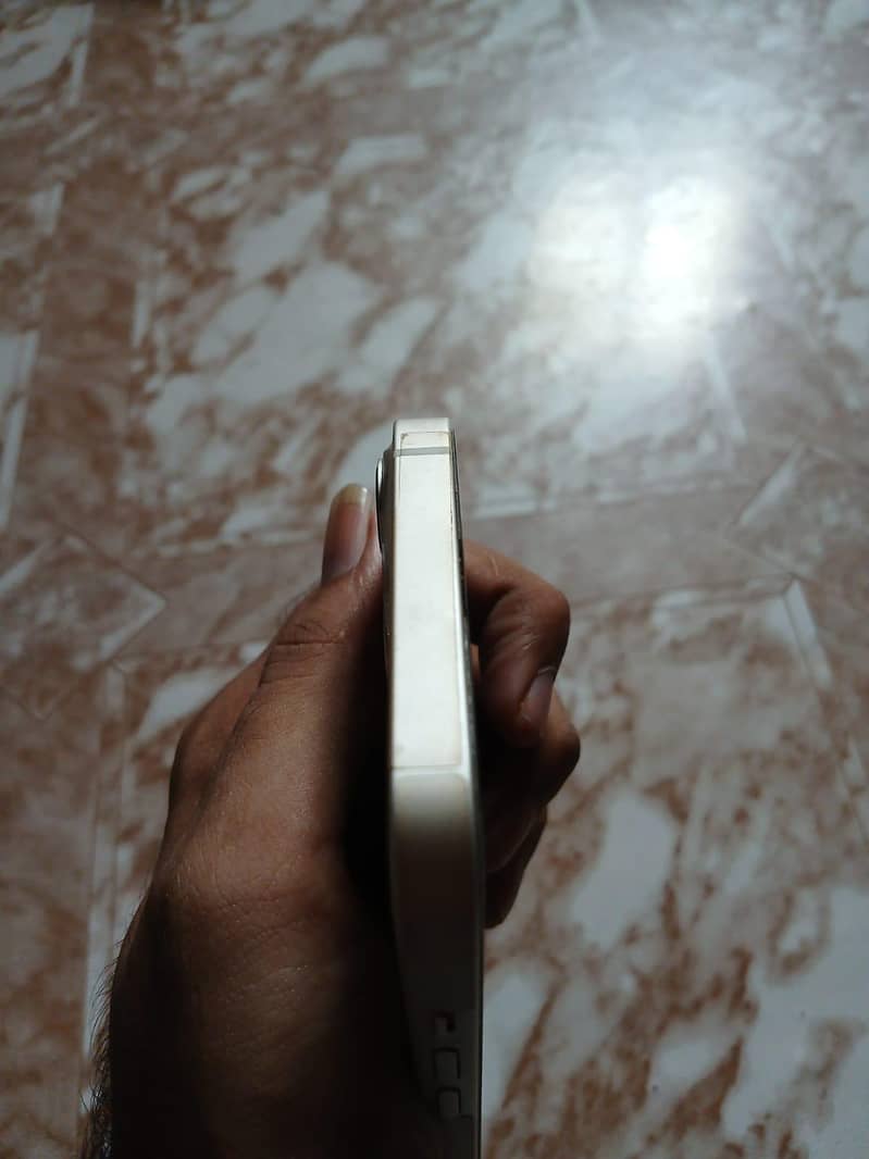 Apple iPhone 13 2
