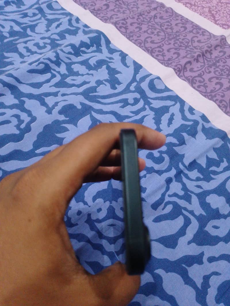Apple iPhone 16 3