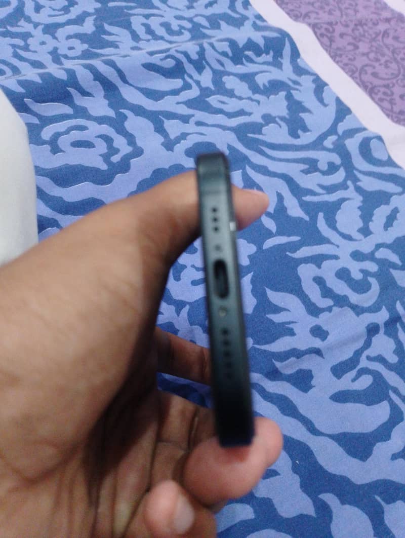 Apple iPhone 16 5