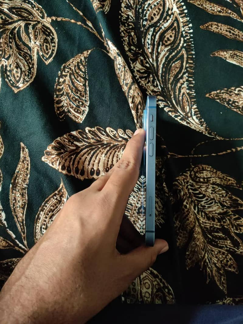 Apple iPhone 13 mini 4