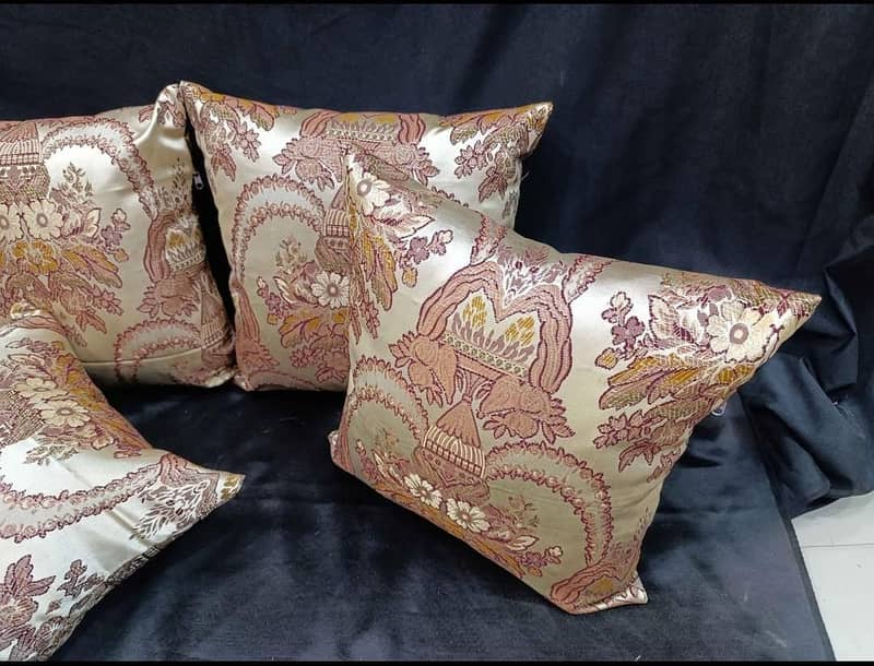 cushions 10