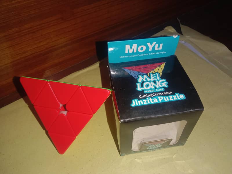 Pyramid Rubik's Cube - Pyraminx Puzzle Toy - MoYu 1