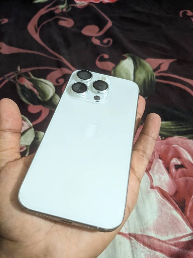 Apple iPhone 15 Pro 0