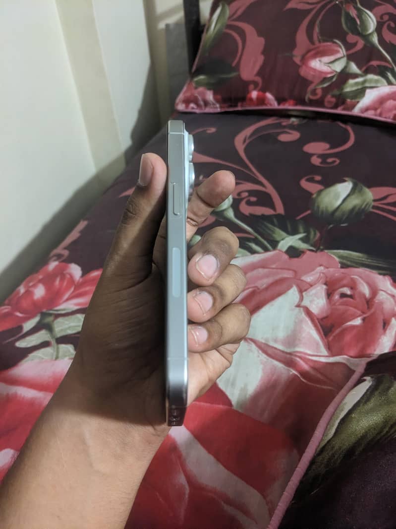 Apple iPhone 15 Pro 4