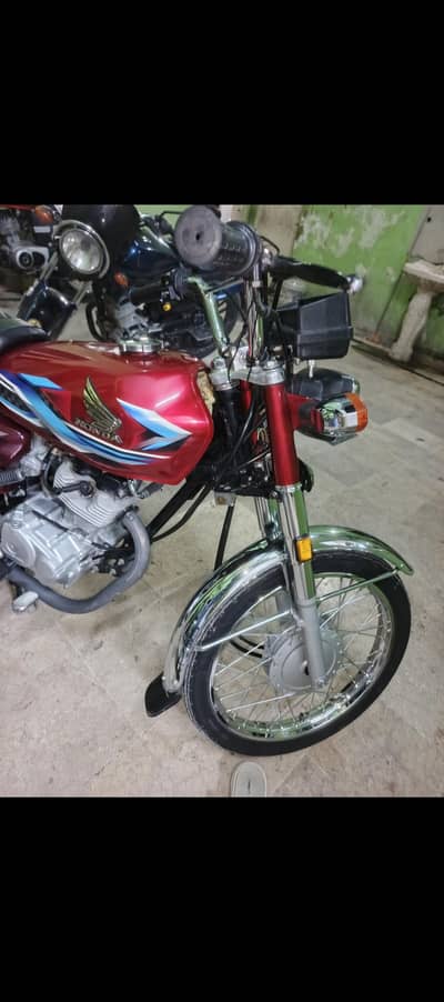 Honda 125 bike total apni halat ma ha kohi bi chez change nahe ha