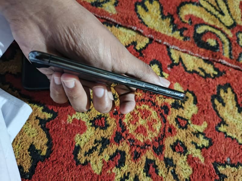 Apple iPhone XS 4