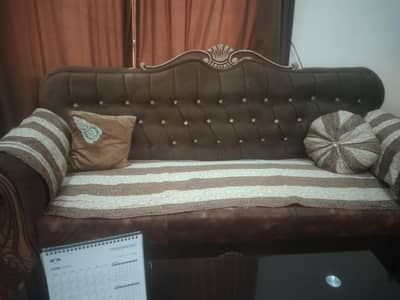 5seater hai sath table bhi hai