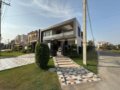 22 Marla Fully Furnished Corner House For Sale 6 Beds 60 Feet Road 7 Bathroom