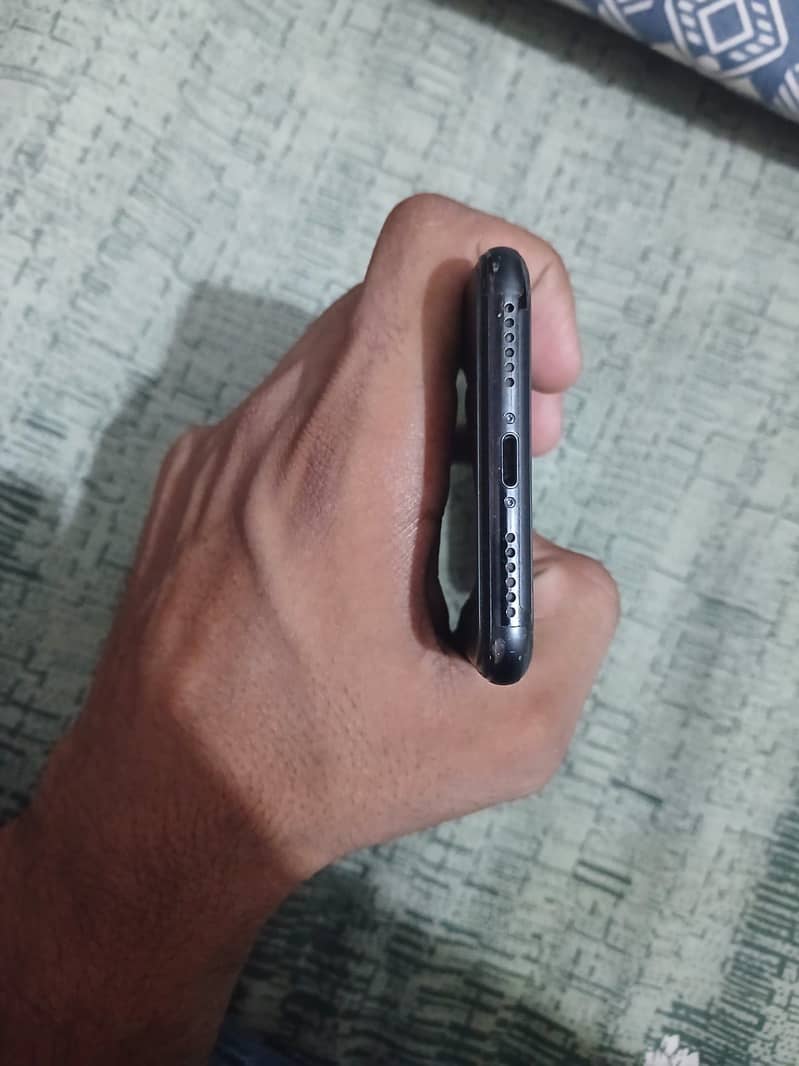Apple iPhone X 4