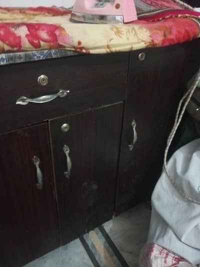 chair  show case istre table chote  sade table Jo bed k Sath hota ha