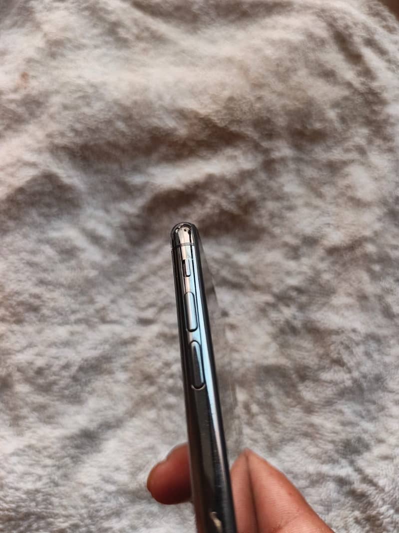 Apple iPhone XS Max 3