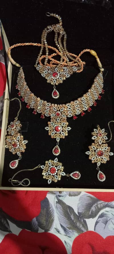 1 time used only on wedding day. elegent and beautiful jewellery set