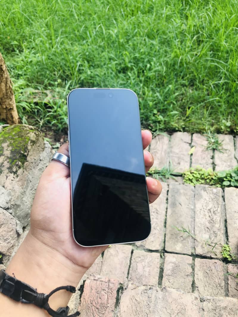 Apple iPhone 16 Pro 1