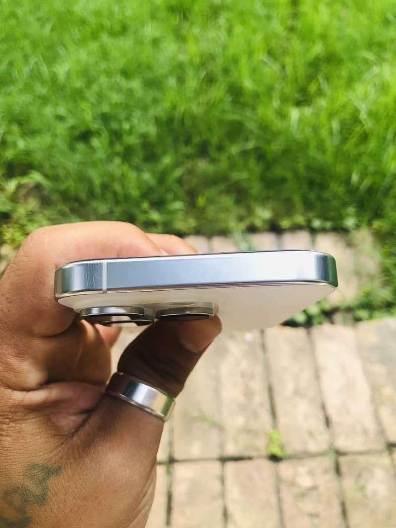 Apple iPhone 16 Pro 2