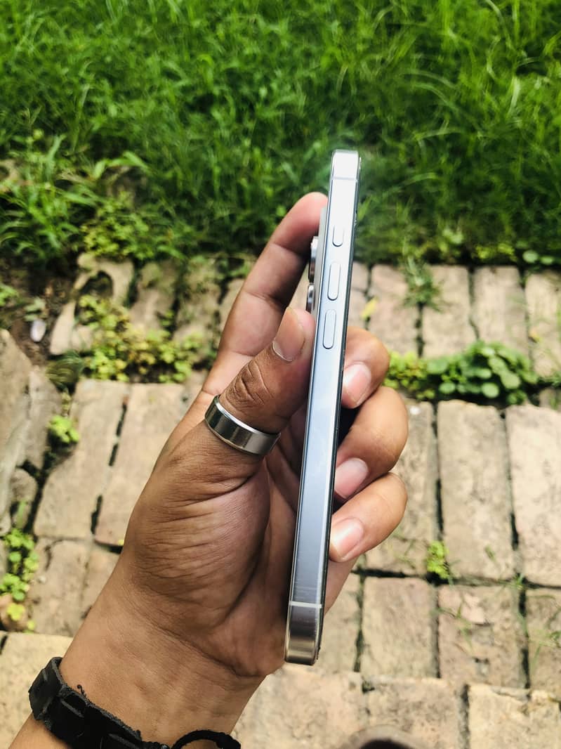 Apple iPhone 16 Pro 4