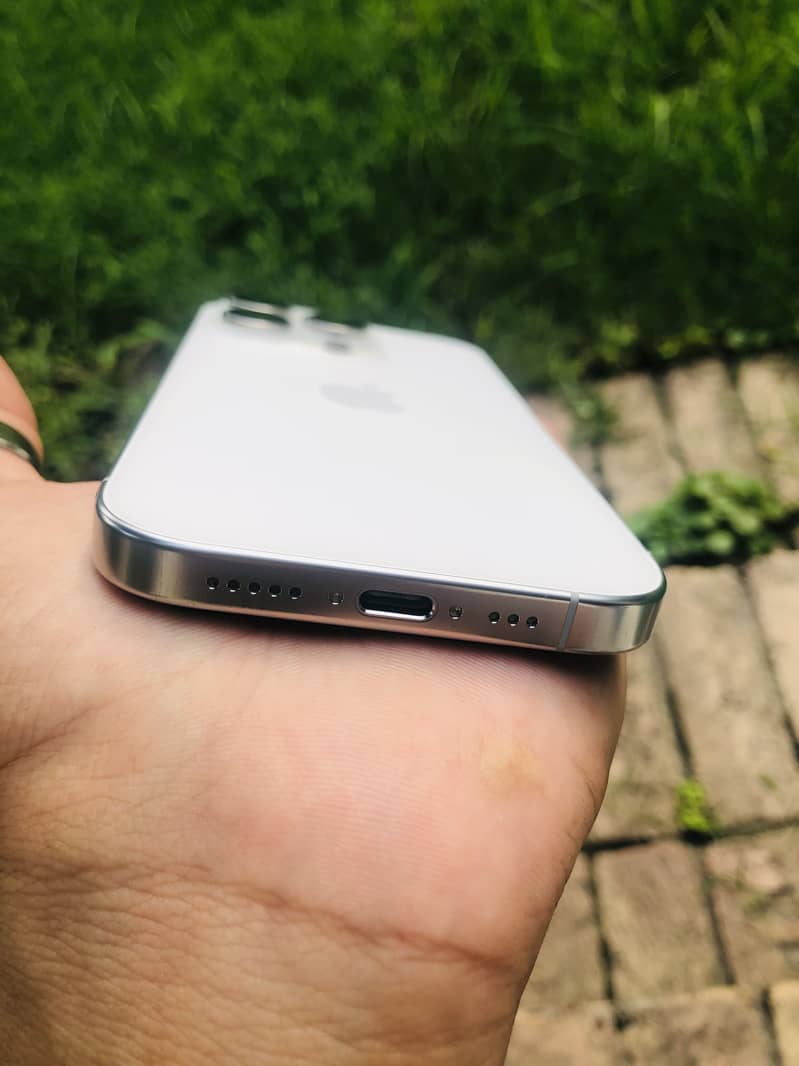 Apple iPhone 16 Pro 8