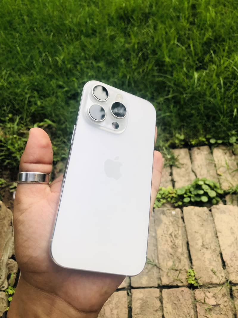 Apple iPhone 16 Pro 9