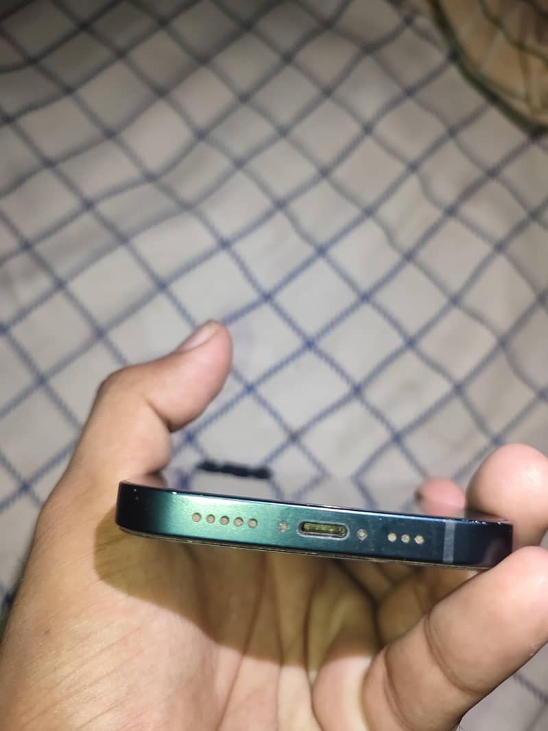 Apple iPhone 13 0