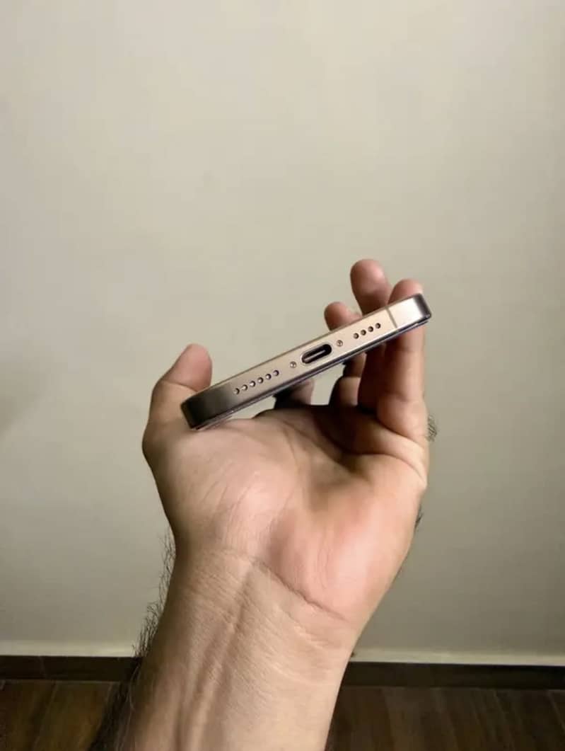 IPHONE 16 PRO MAX 4